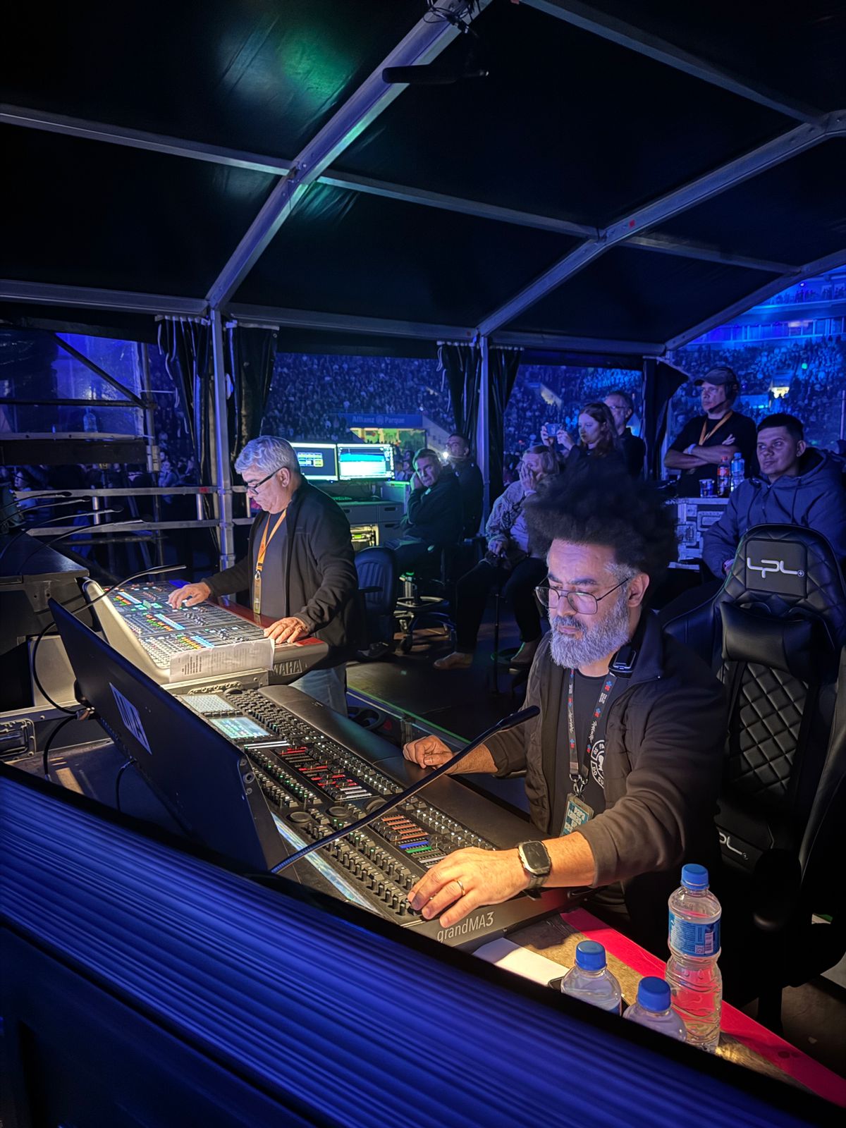 Cristiano Vaz operando a mesa GrandMA3 em show